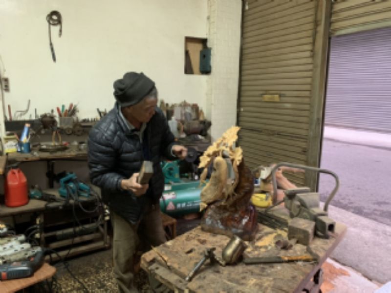 康金山 做木雕 標題圖片