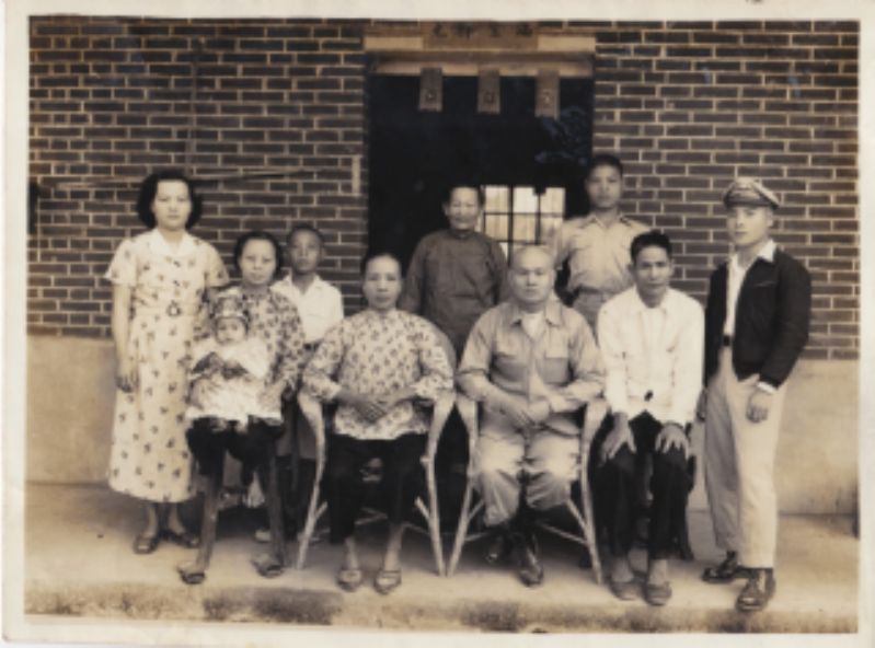 民國42年水礱下陳屋家族照標題圖片