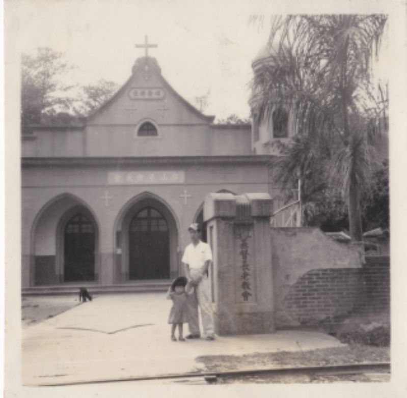 民國45年張仁葵張永香父女旗山基督長老教會前合影標題圖片