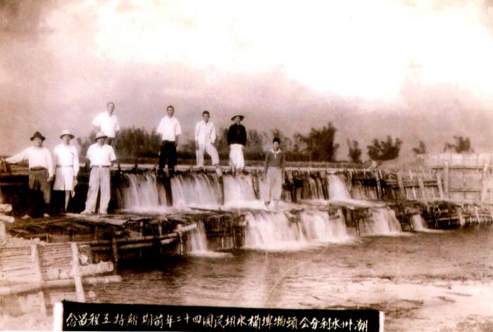 潮州水利分會頓物埤攔水埧民國42年前期維持工程留念照標題圖片
