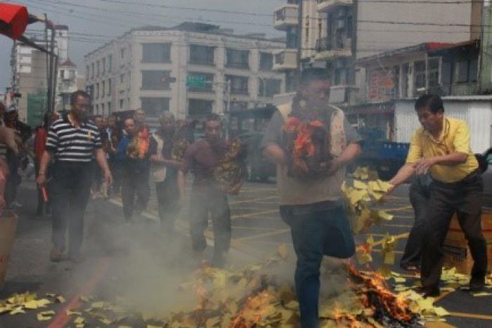 宜蘭進士里鎮興廟過火標題圖片