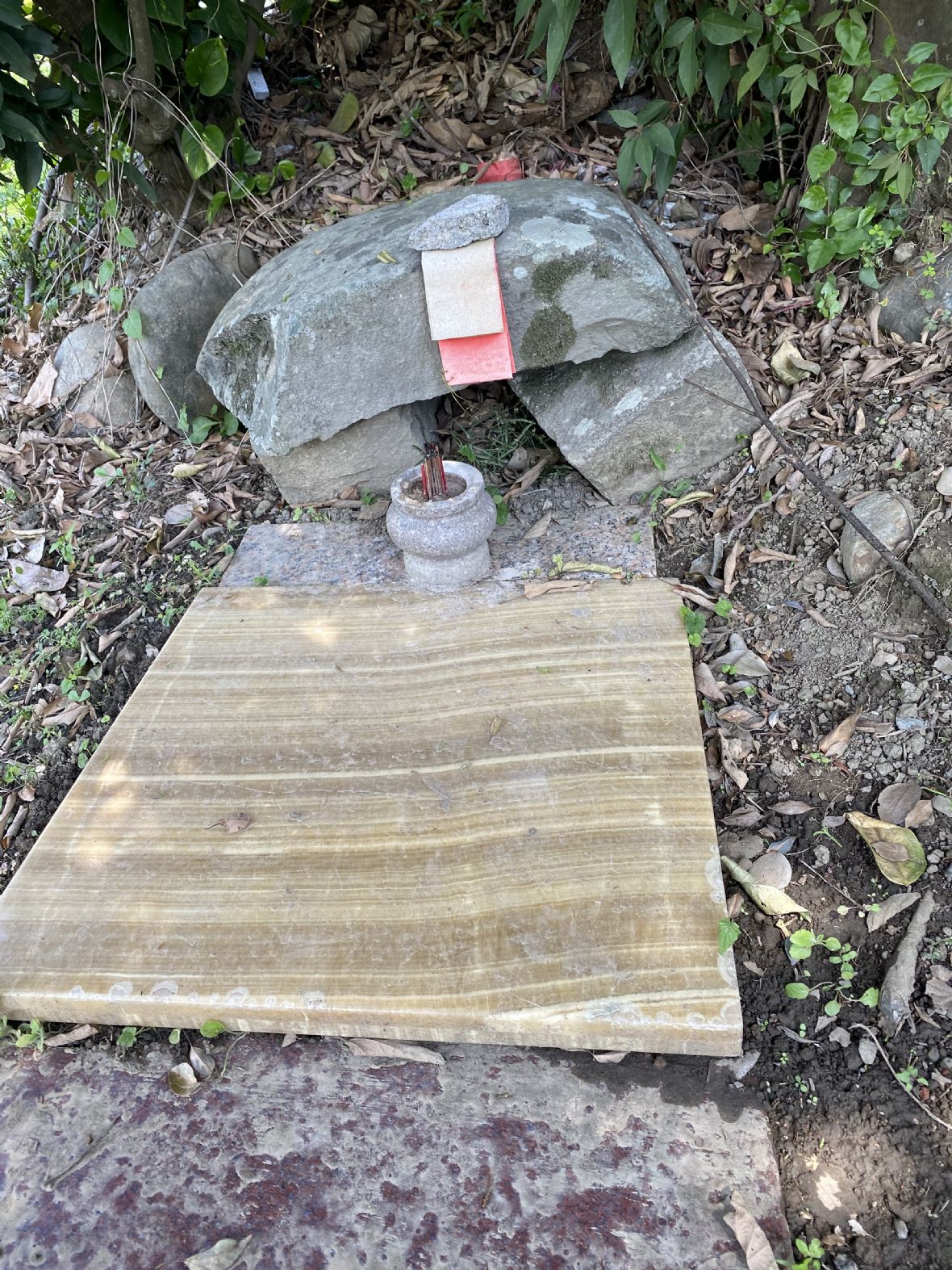 三粒石伯公