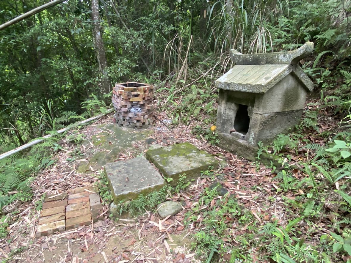 2塊方形石板，仿四方桌
