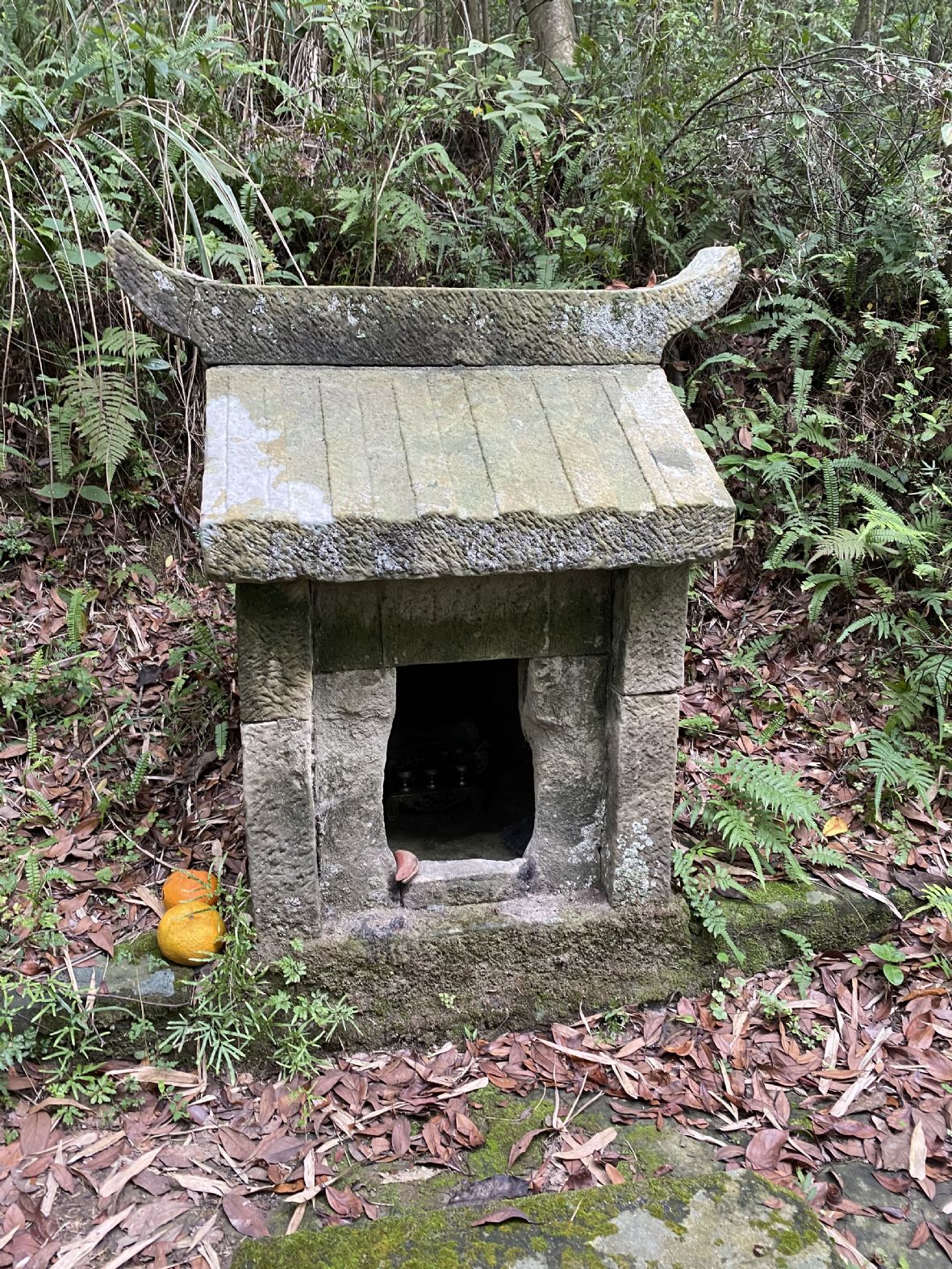 仿硬山頂正脊為燕尾翹脊屋面仿垂脊及4行筒瓦雕刻