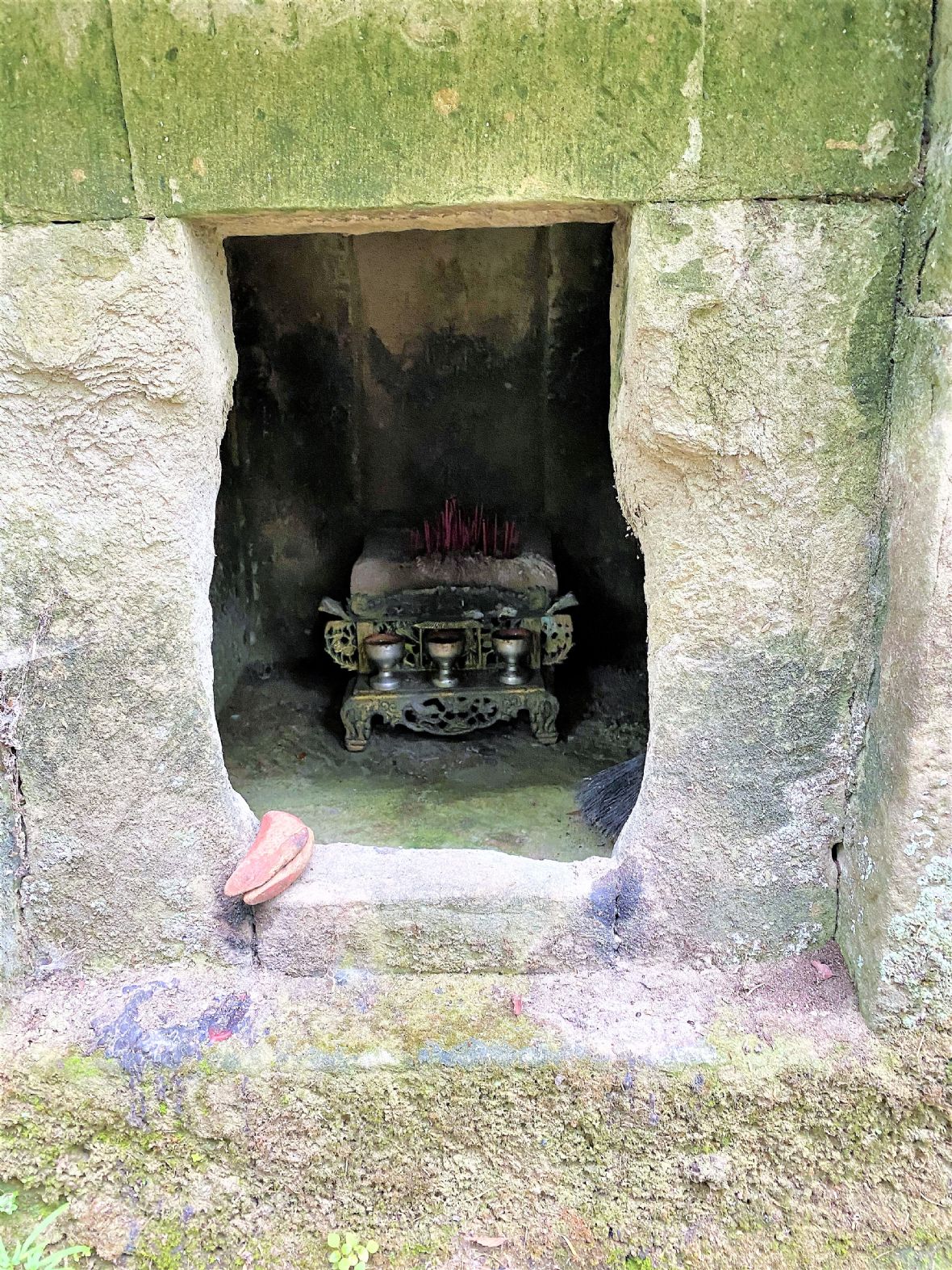 祠門入口下寬上窄，為寶瓶意像，喻意平安福貴