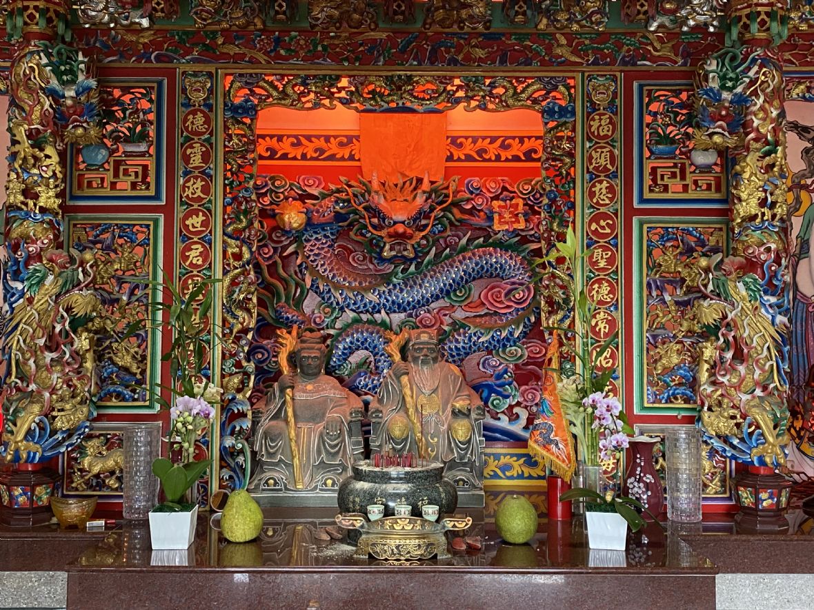 伯公、伯婆石雕神尊 神龕壁飾祥龍泥塑 五龍透雕罩花罩