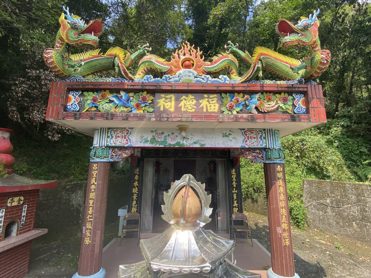 南昌村薯園福德祠 女兒牆上方飾「雙龍護珠」 泥塑剪黏