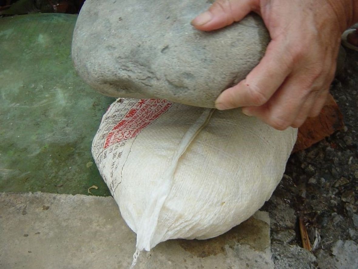 竹筍條裝袋石壓脫水