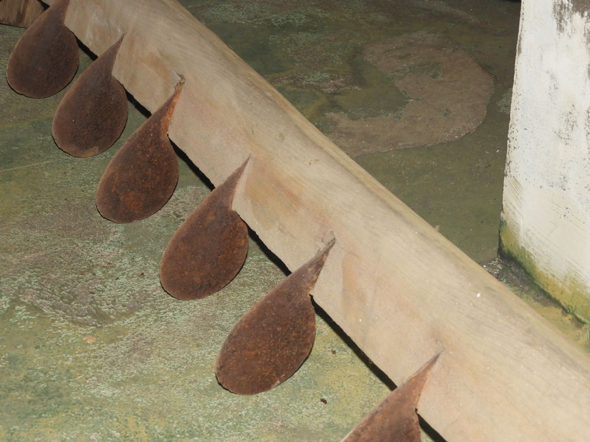 割耙板上的割耙齒