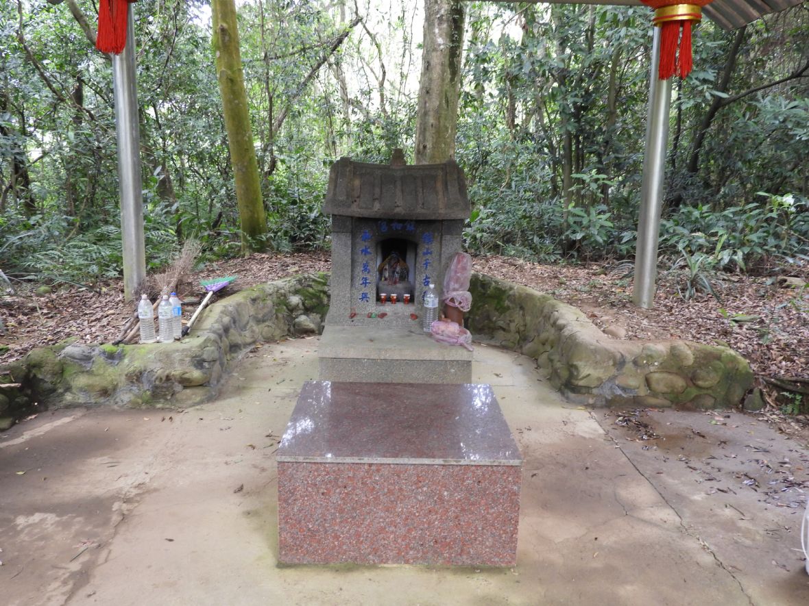 庇佑茶園的坑底鎮和宮