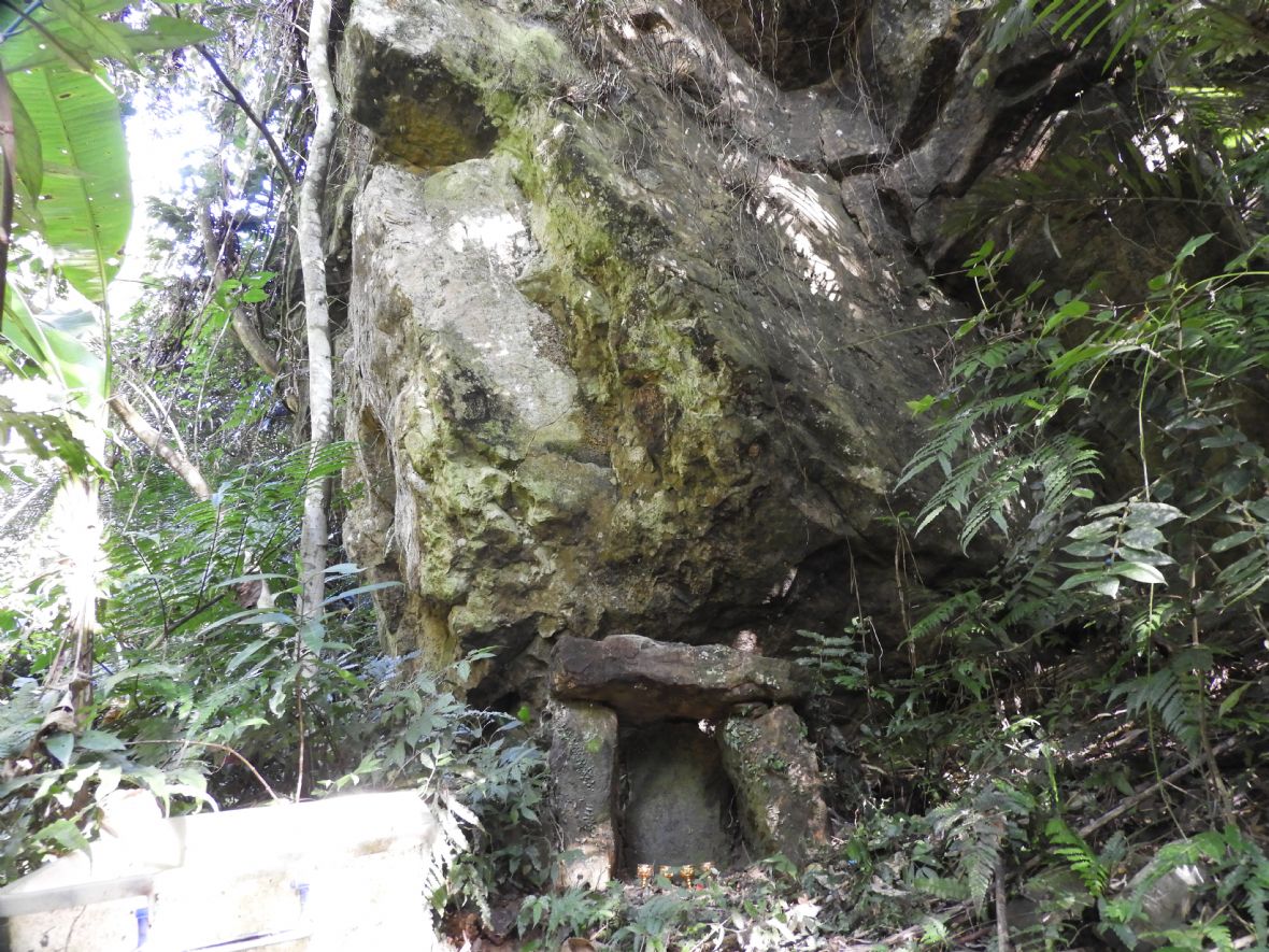  大岩石下的山神廟