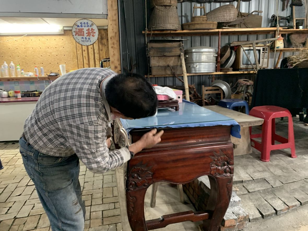 陳鍾明師傅解說神桌製作