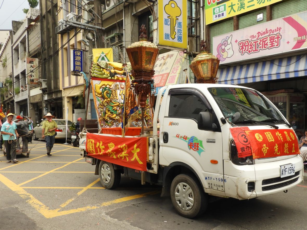 月眉農作團的燈凸、彩牌旗