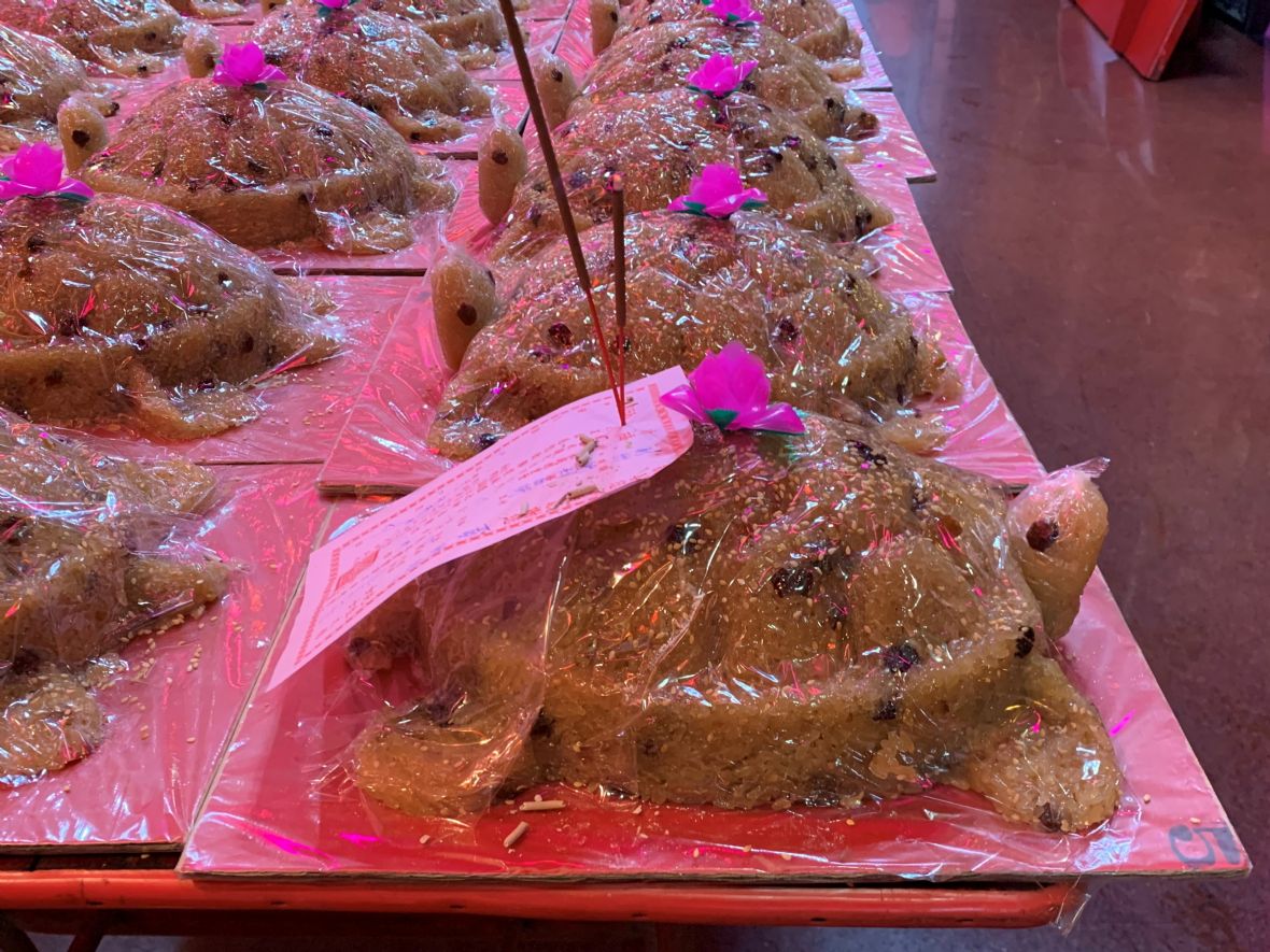 福龜轉向朝外、並插上線香與求得者姓名紅紙