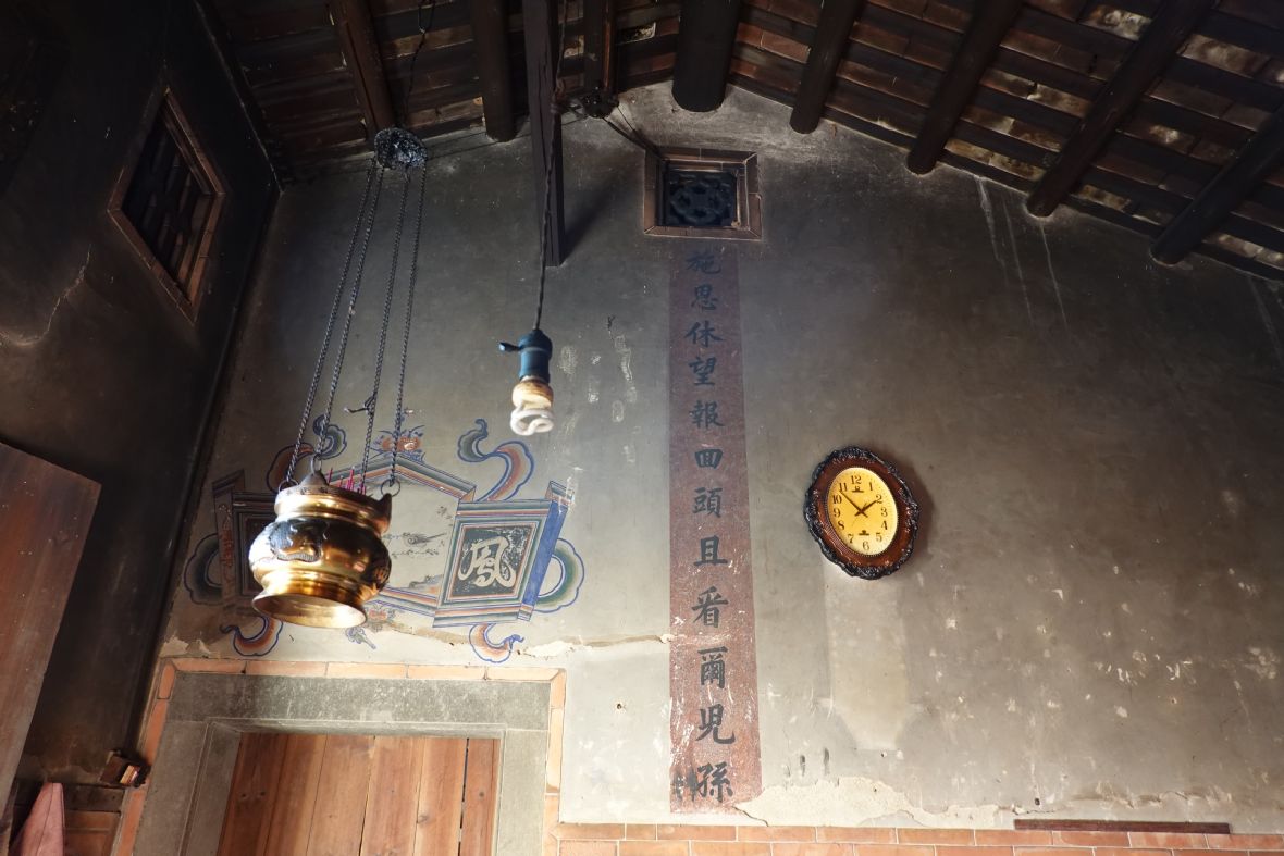 燈桁懸吊香爐、單彩棟對（林美辰攝，2022）