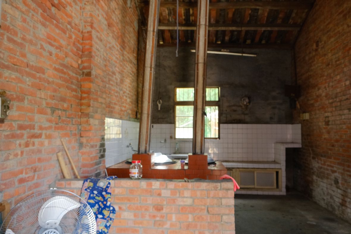 建築內部設有三座傳統爐灶（林美辰繪，2022）