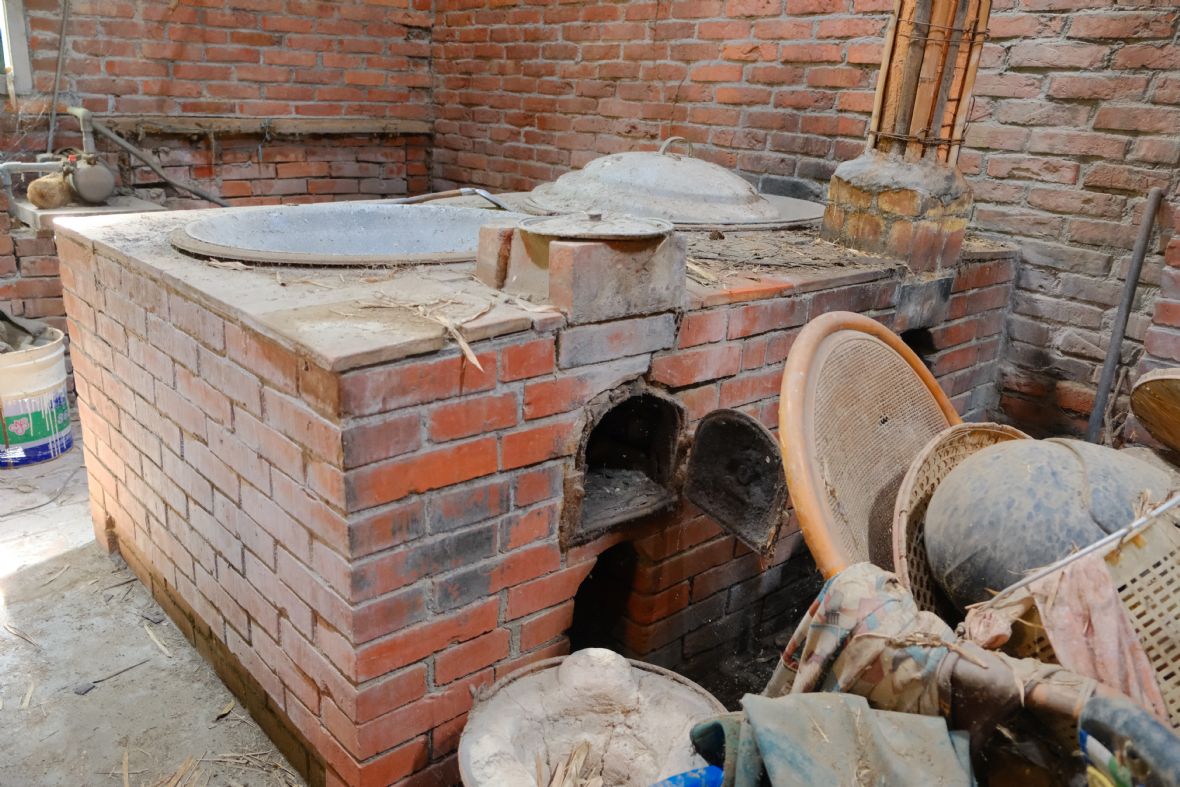 建築內部設有三座傳統爐灶（林美辰繪，2022）