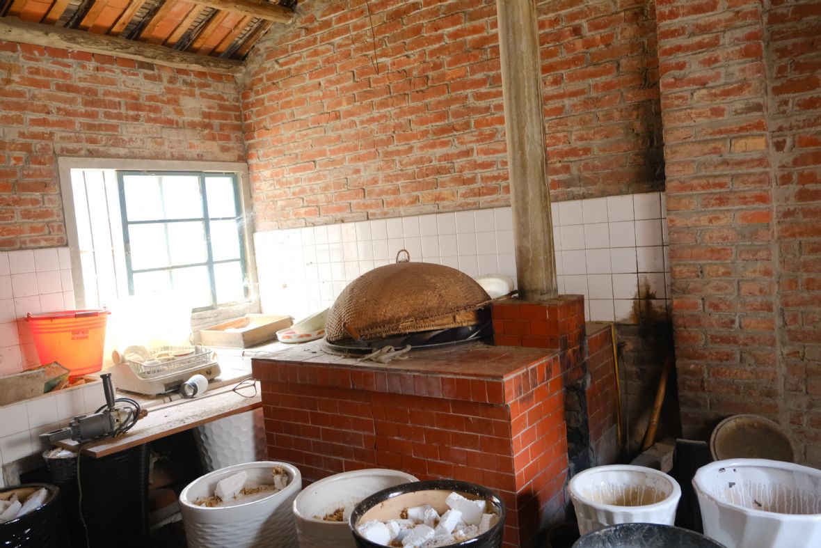 建築內部設有三座傳統爐灶（林美辰繪，2022）