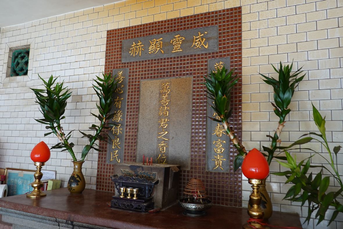 正龕供俸「萬善諸君之香位」（林美辰攝，2022）