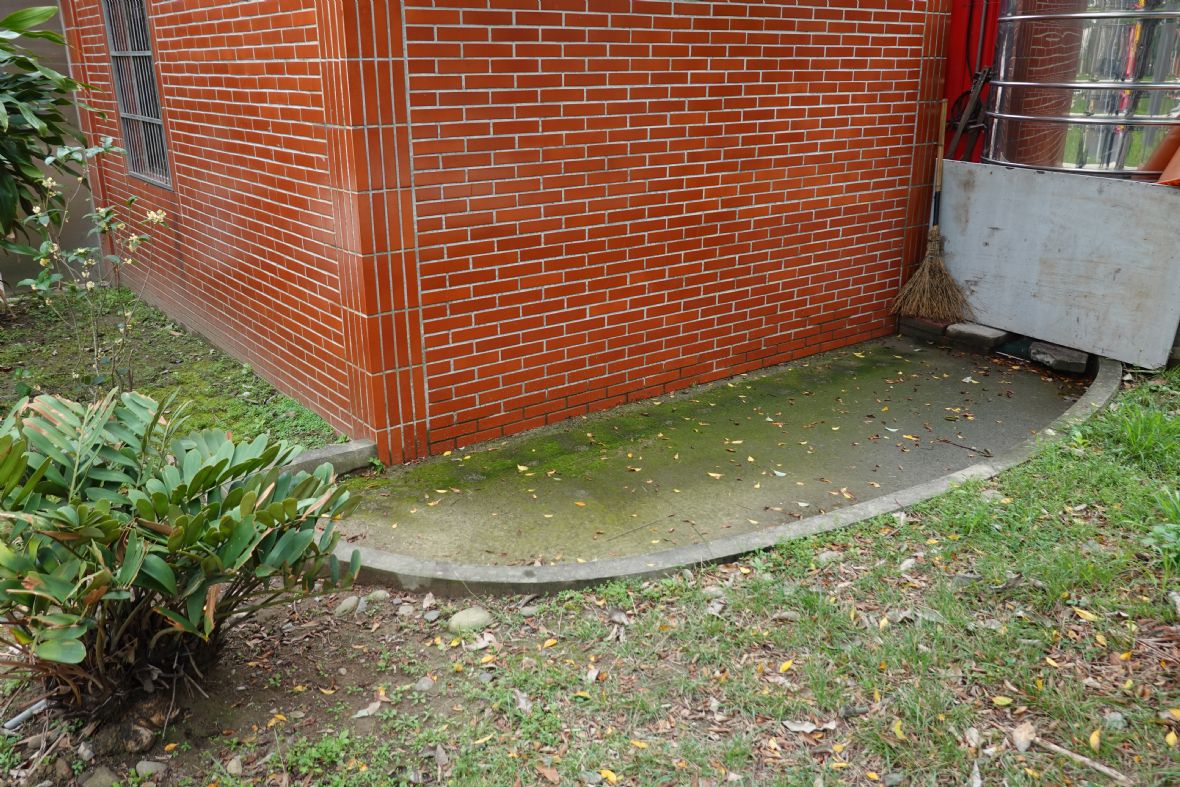 原作為化胎的卵石也埋放在新建廟殿的後方（陳楏攝，2022）