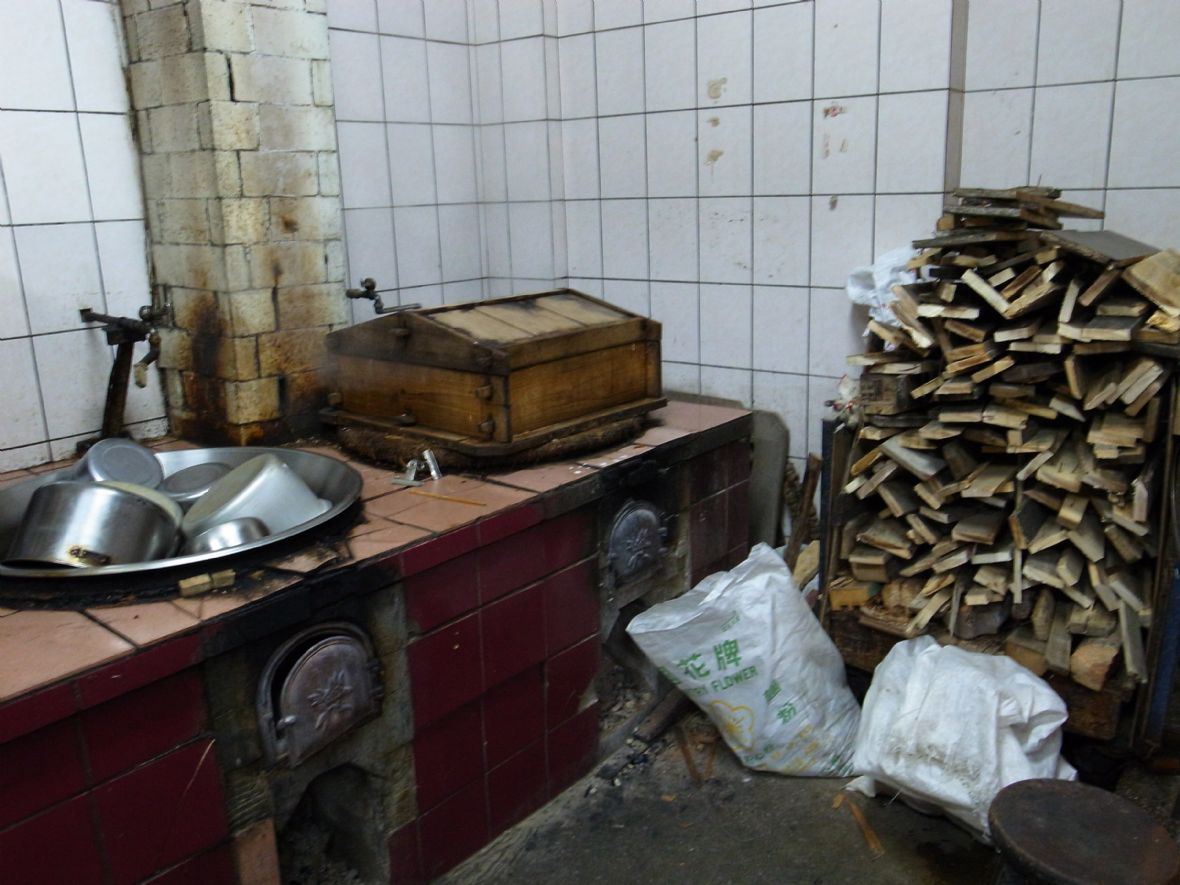 大同行早期所使用的傳統爐灶（大同行提供，林美辰攝，2021）