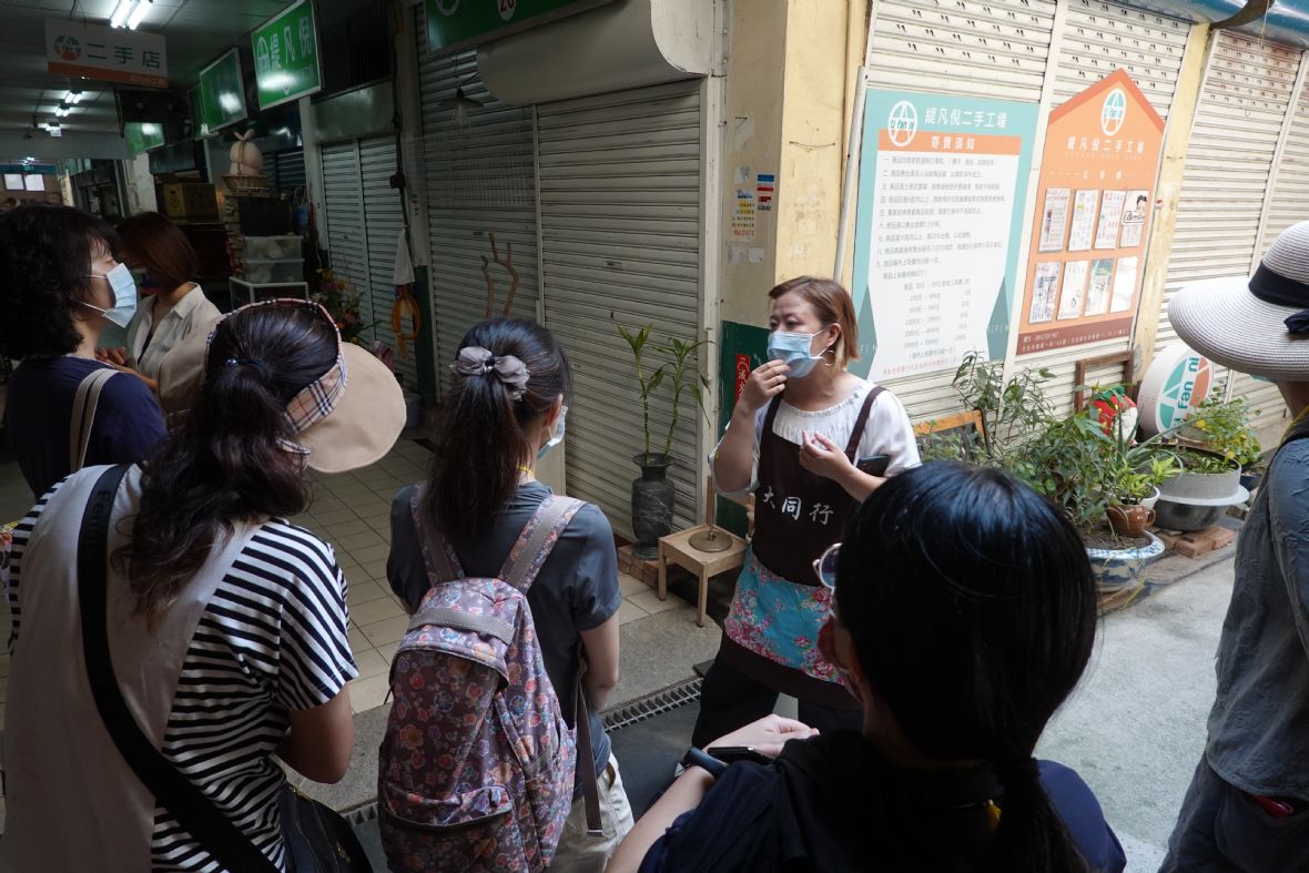 徐淑蓉導覽解說大同行歷史（林美辰攝，2021）