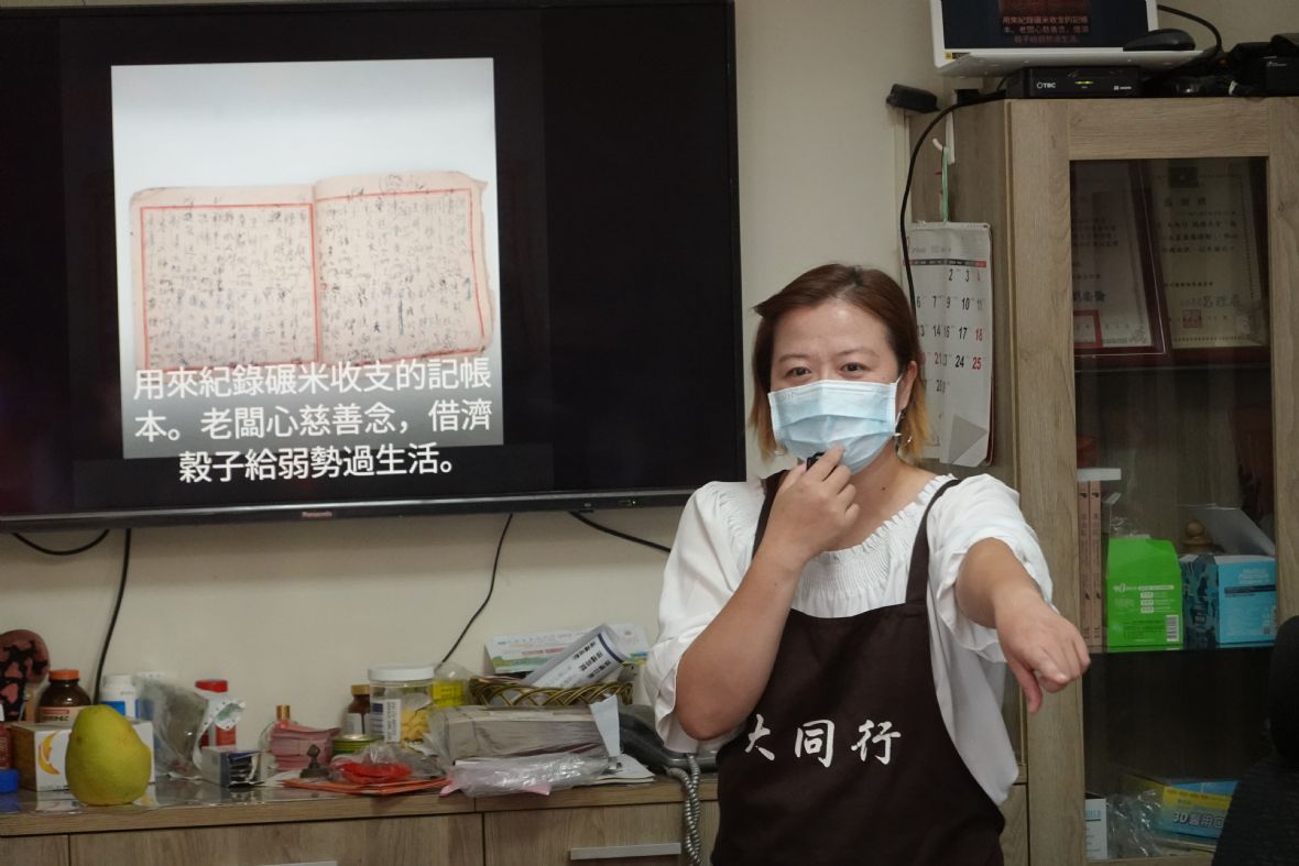 徐淑蓉導覽解說大同行歷史（林美辰攝，2021）