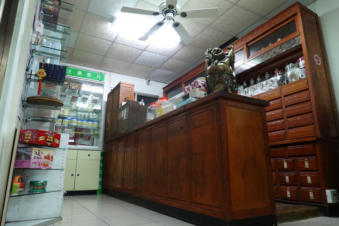 藥櫃及藥桌檯（林新福壽堂提供，林美辰攝，2022）