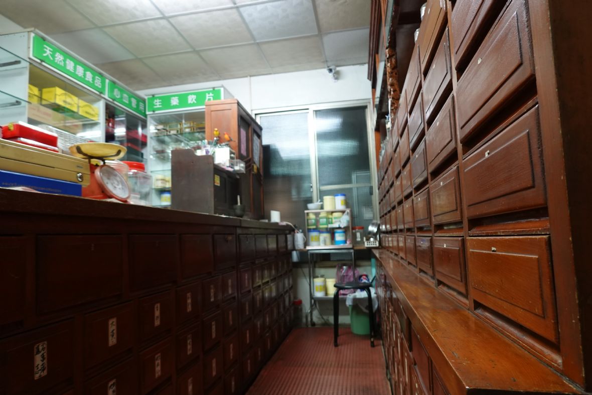 藥櫃及藥桌檯（林新福壽堂提供，林美辰攝，2022）