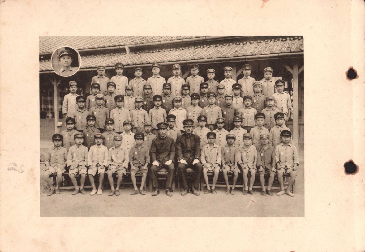 日昭和18年六家國民學校第31回修了紀念寫真帖（林保伸提供，林美辰翻拍，2021）