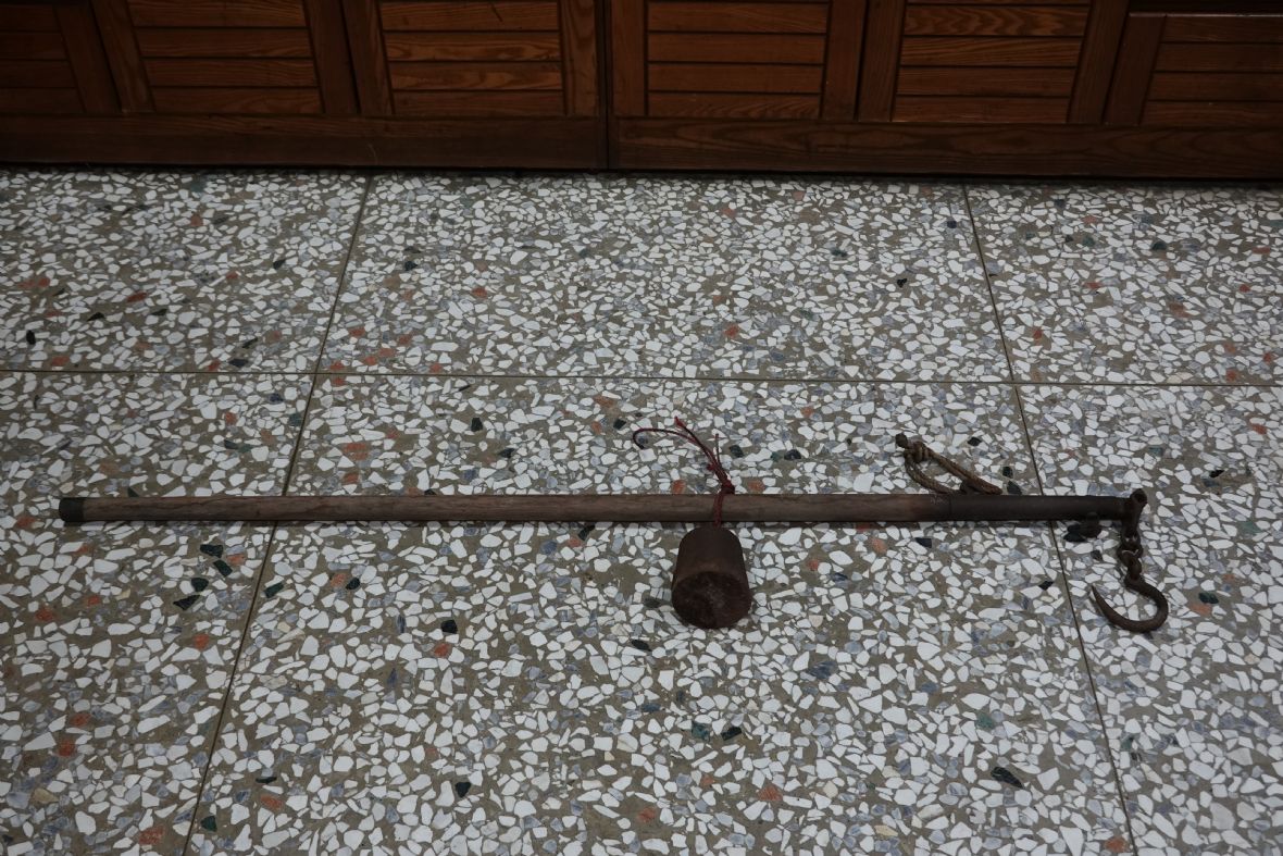 十興碾米廠之秤桿與秤錘（林美辰攝，2022）