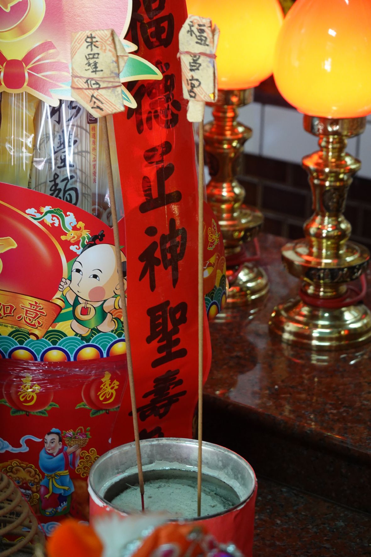 以單柱香，上方金紙包香灰，邀請鄰近的伯公參加平安戲（林美辰攝，2022）