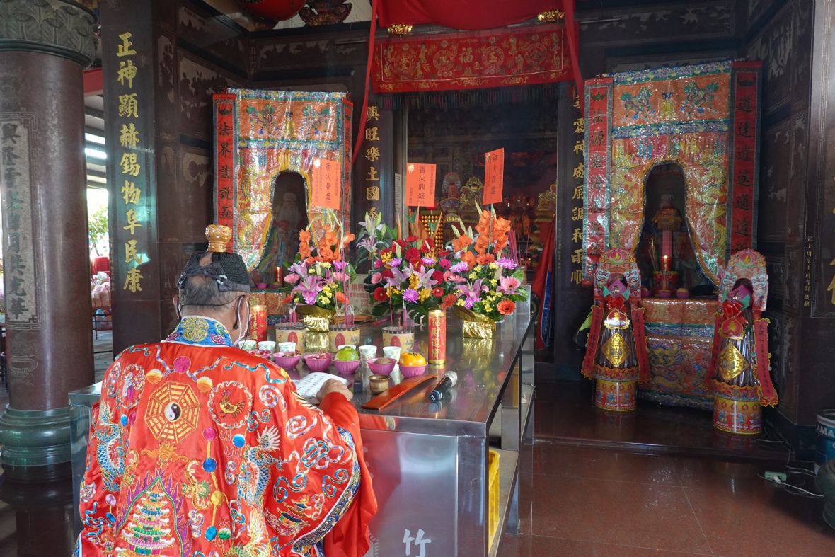 誦念《靈寶太上正壹說三官妙經卷》經文（林美辰攝，2022）