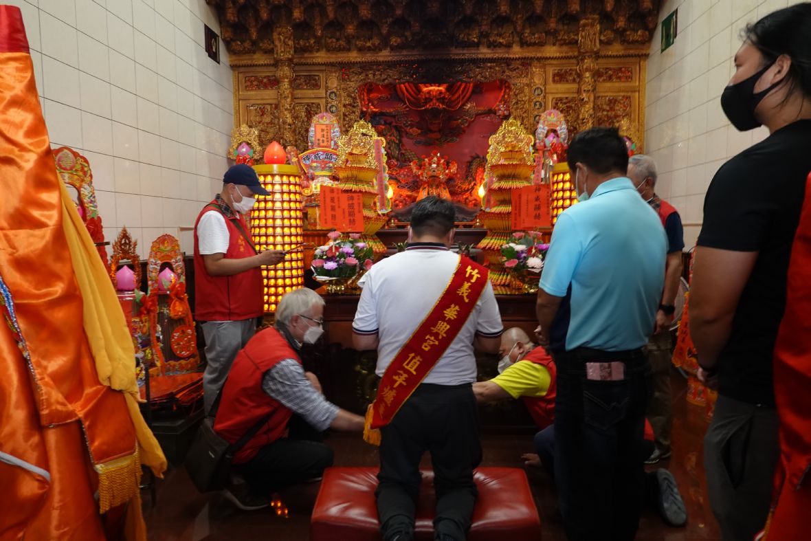 擲筊杯選爐主頭家（林美辰攝，2022）