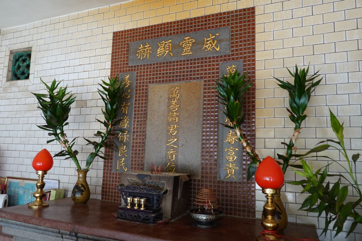 六善宮萬善祠正龕供奉「萬善諸君之香位」（林美辰攝，2022）