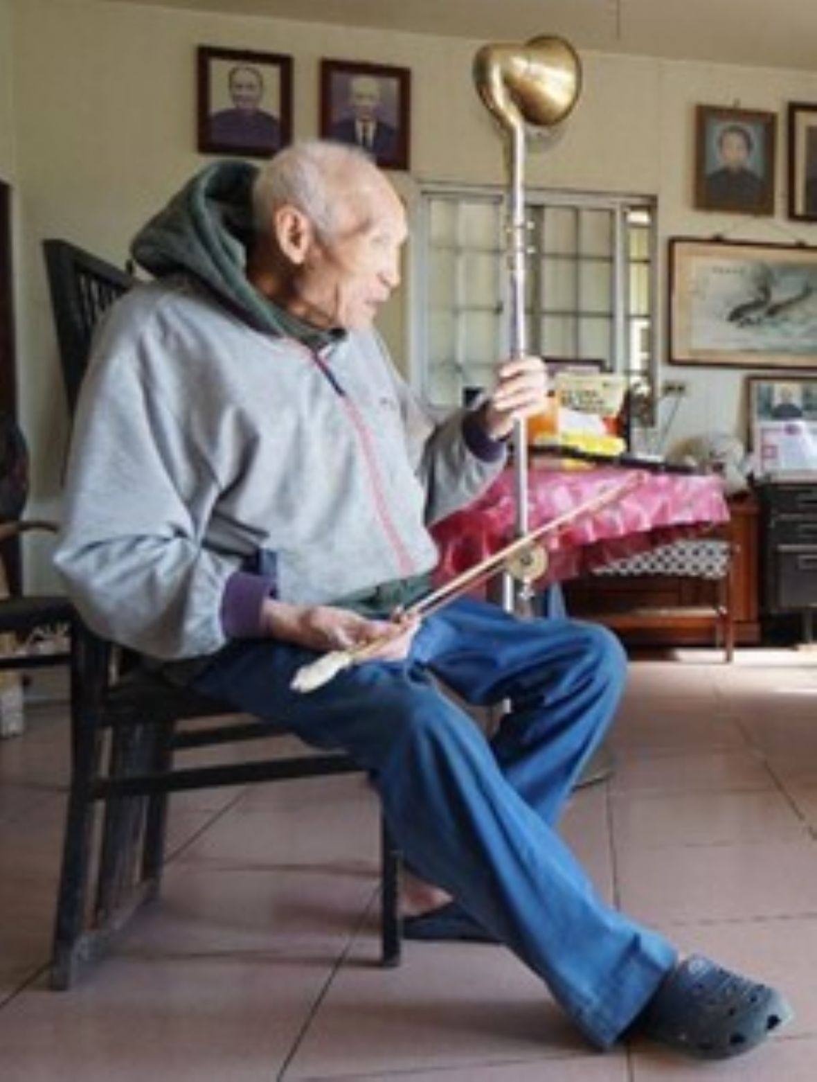 林祺鑑先生示範拉喇叭胡