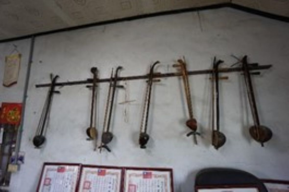 樂室中懸掛於牆上整面的二胡