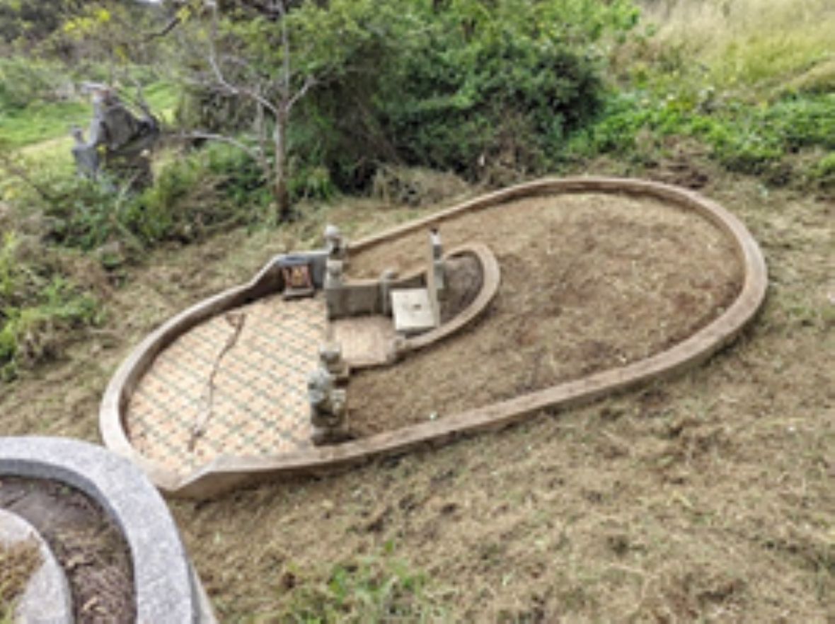 由側面看一般的橢圓形堆土墓