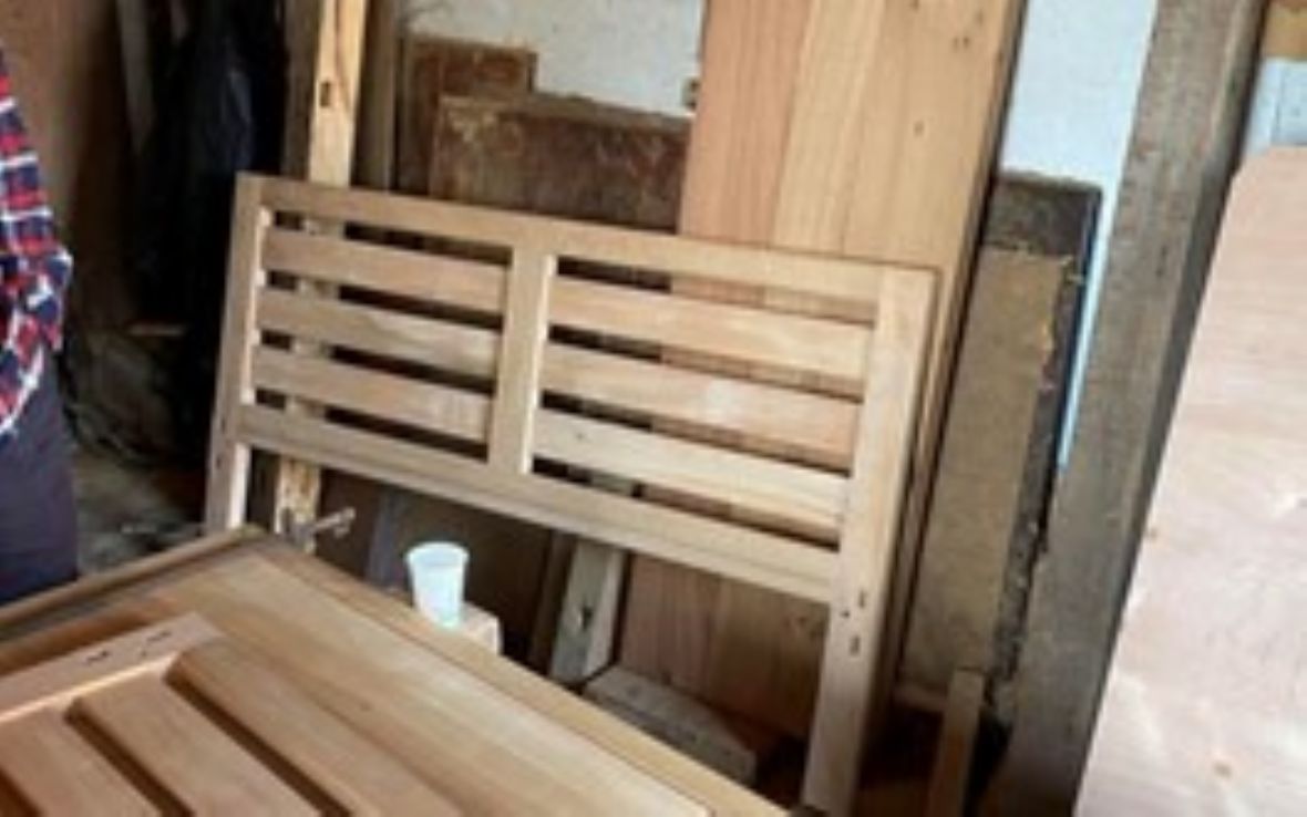 部分完成的木床構件