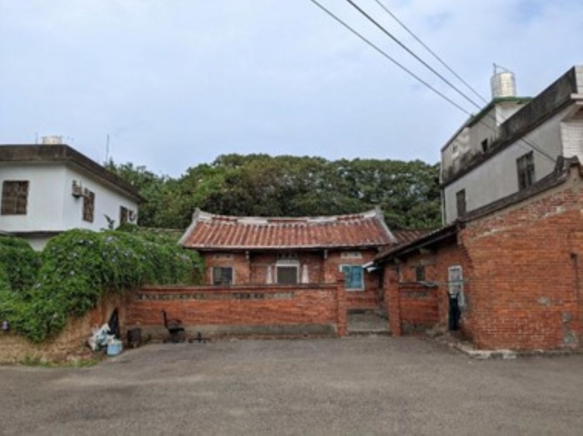 懷起公廳「天水堂」，為紅磚建築，一側護龍為泥磚屋，已經塌陷，背後可見高大的朴樹林