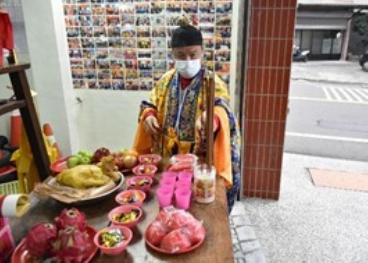 儀式過程中葉道長上香