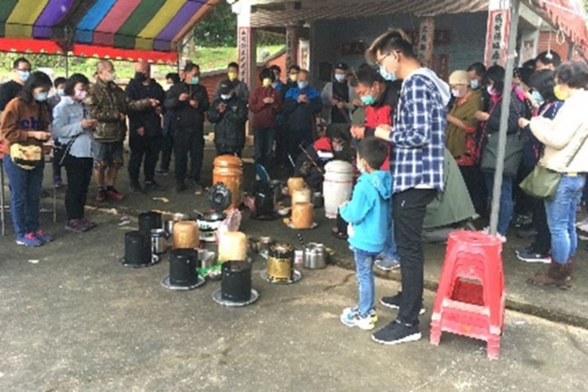 家屬持香告知先人準備進金