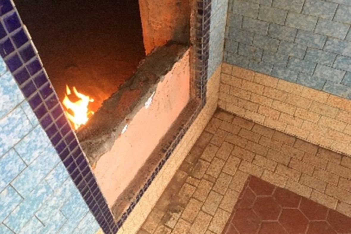 封塔門前於塔門內側化金紙