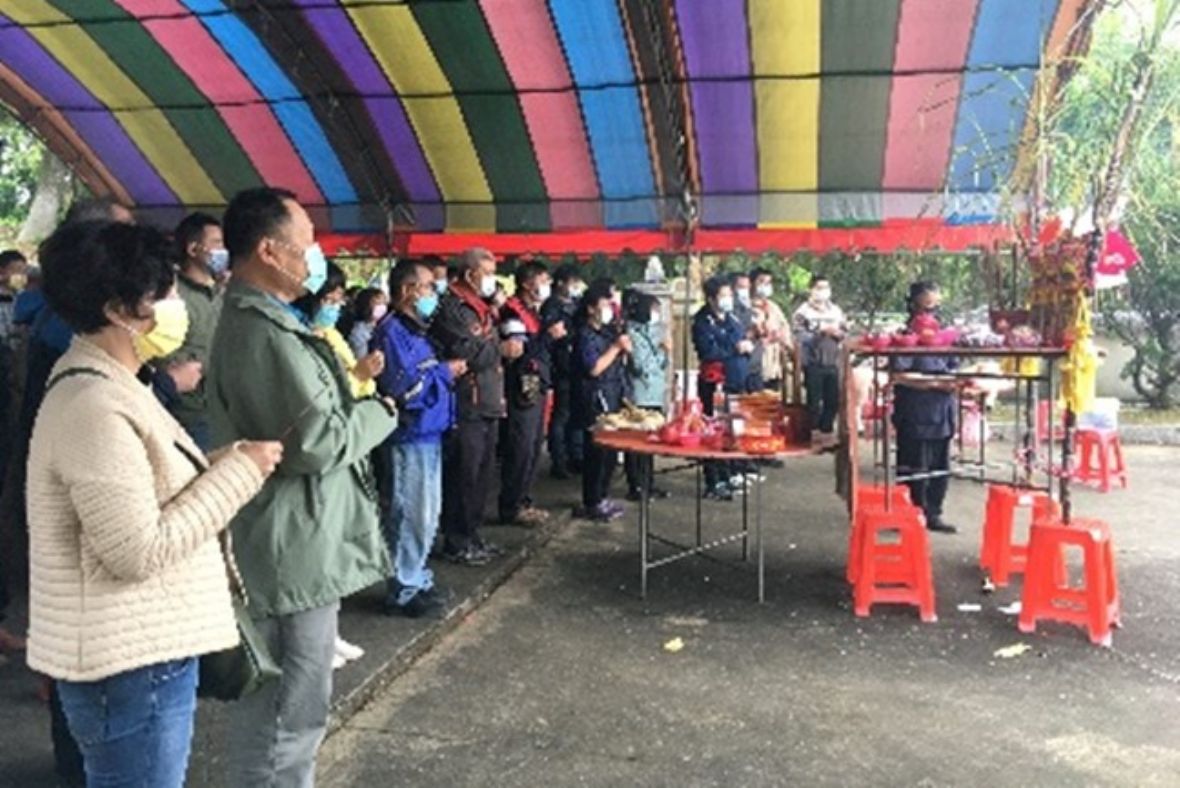 葉道長帶領進金家屬進行還老愿