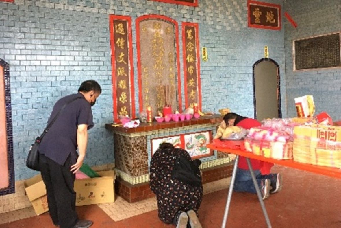  三獻禮儀式：主祭者向祖先獻酒