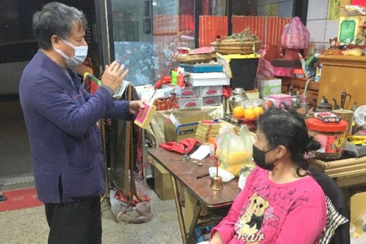 葉道長於鳳凰天師壇內為信徒收驚