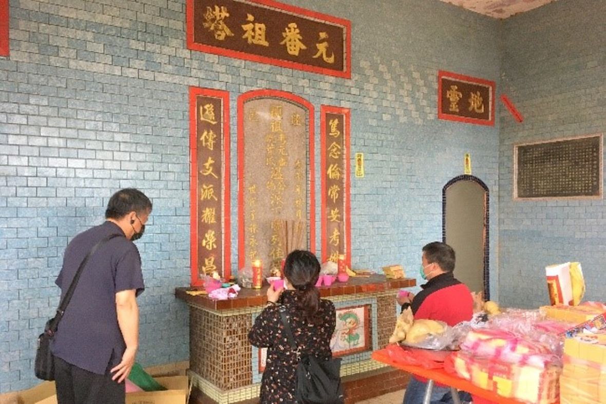 葉道長為後湖崁頭太原堂溫屋祖塔進金主持三獻禮儀式