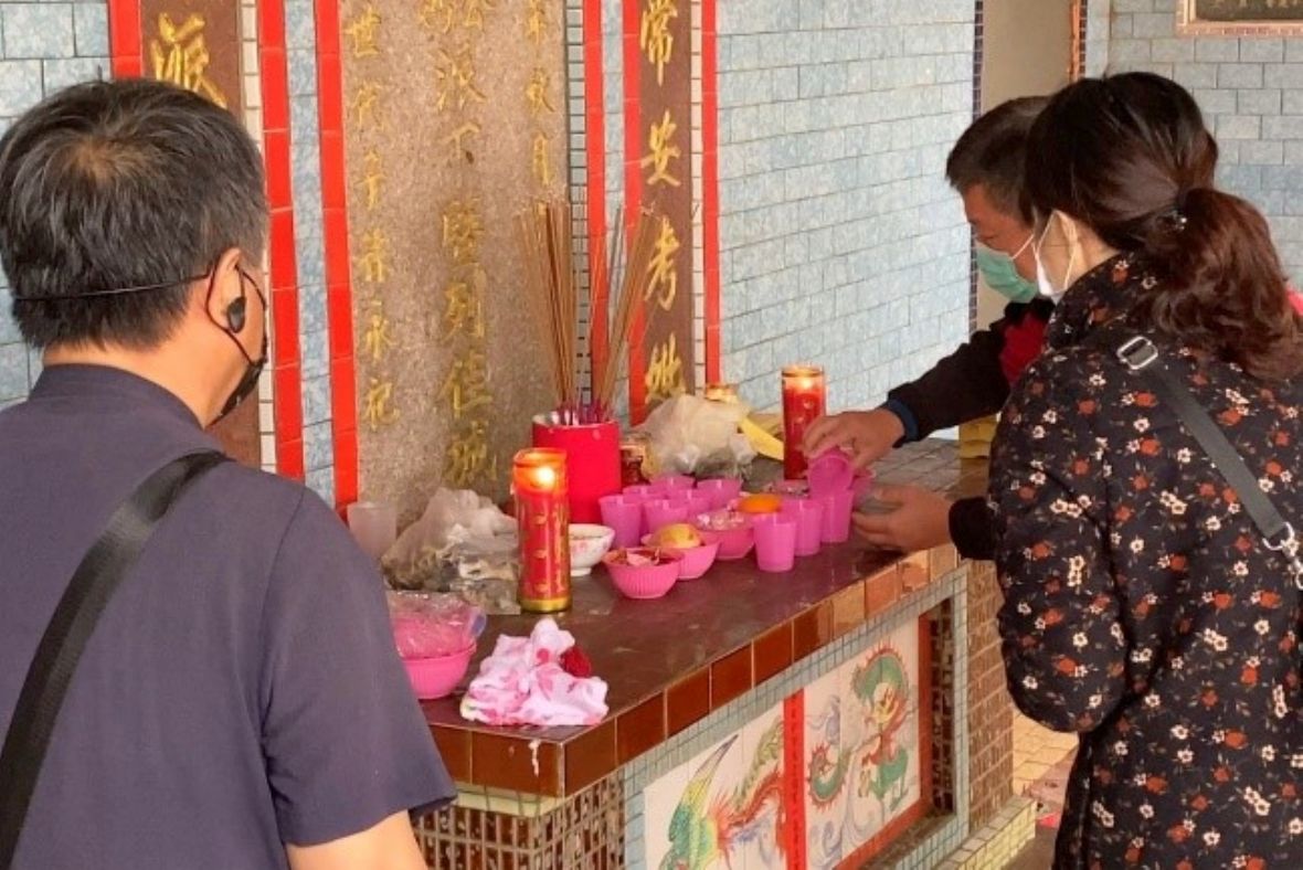 葉道長為後湖崁頭太原堂溫屋祖塔進金主持三獻禮儀式