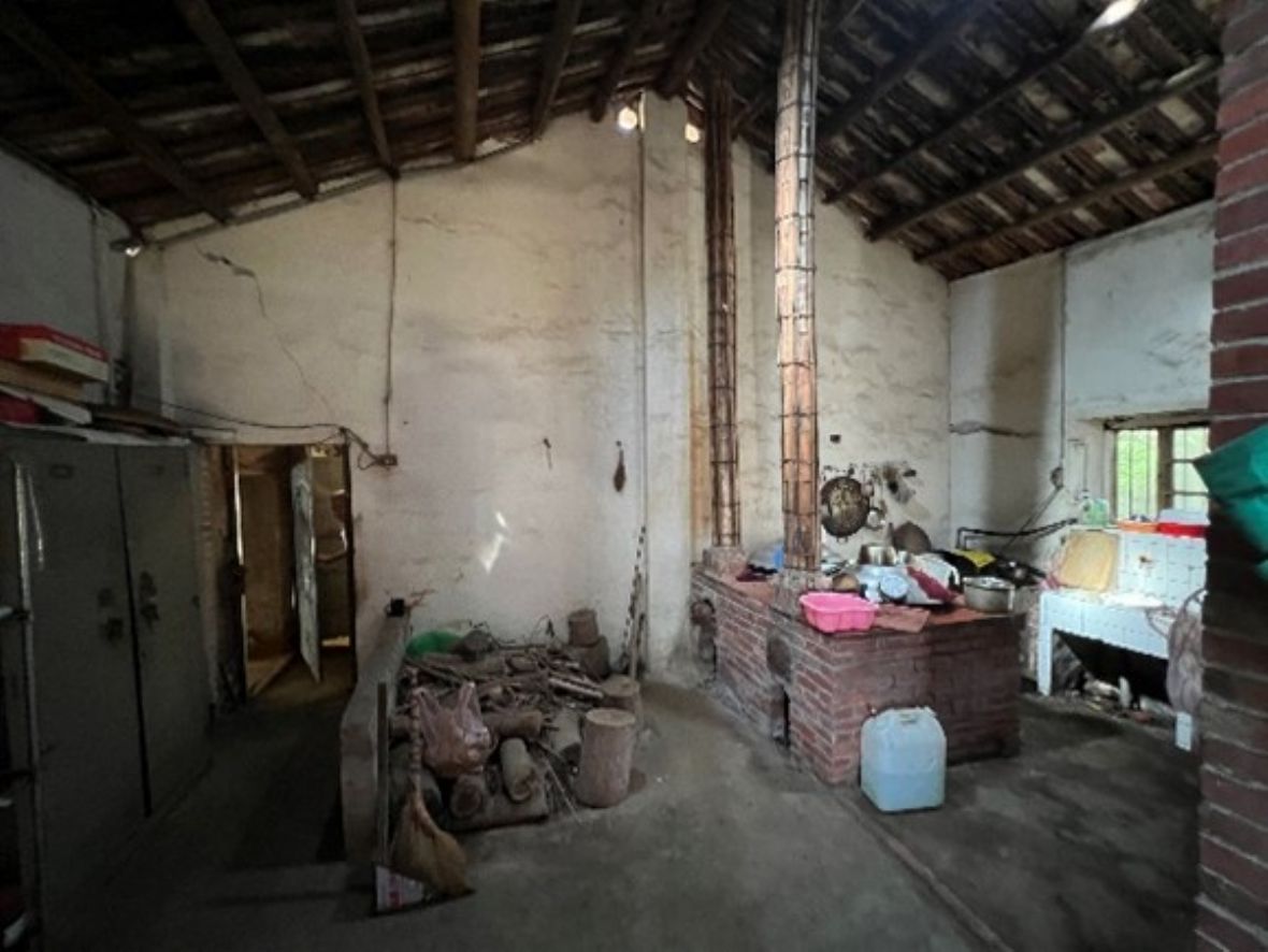 照片左側，與灶爐相對位置，靠牆擺有碗櫥與菜櫥。