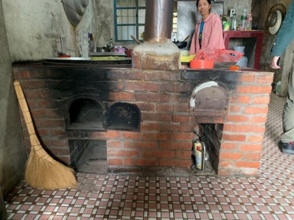 福興村淨修院旁曾宅的灶爐。兩灶門、兩鼎鐵鍋，一支直接放置於灶門上邊的煙囪；右邊灶門似乎已改裝用天然瓦斯燒火了。